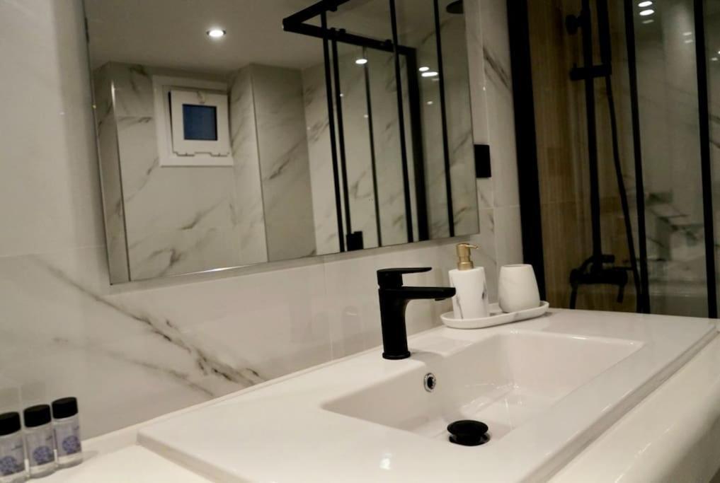 Cosy Loft Apartment พาทรา ภายนอก รูปภาพ